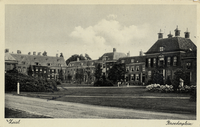 15979 Gezicht op het Broederplein met plantsoen te Zeist uit het zuidwesten; met op de achtergrond de voorgevels van de ...